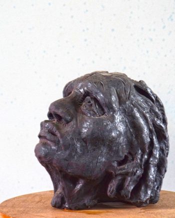 Drobná plastika hlavy ženy sochaře Pavla Cupáka