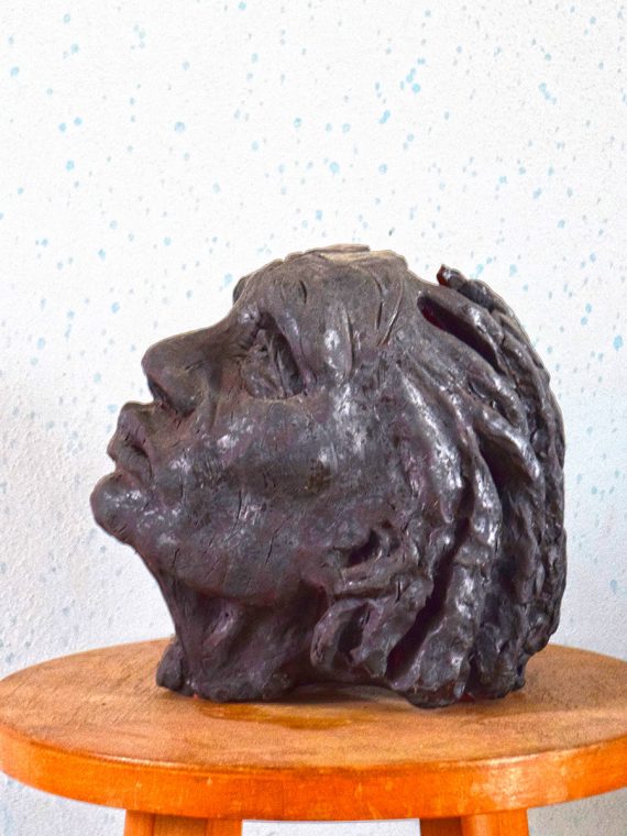 Drobná plastika hlavy ženy sochaře Pavla Cupáka