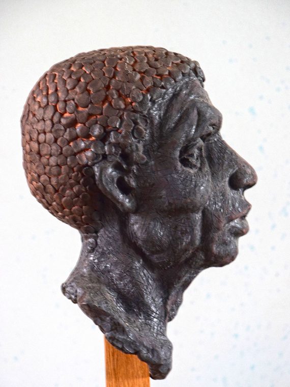 Drobná plastika hlavy od sochaře Pavla Cupáka